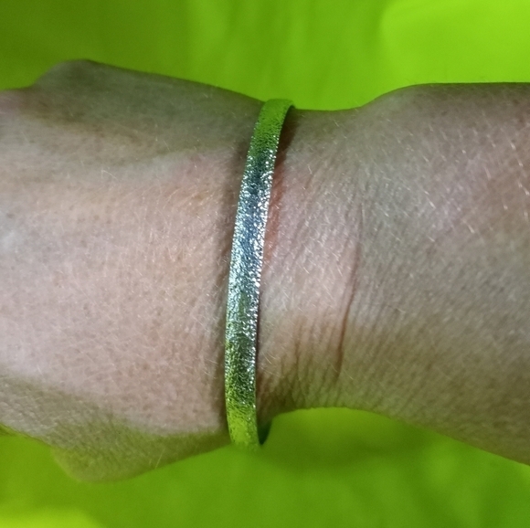 Silvertone textured Bangle bracelet large - Picture 2 of 4